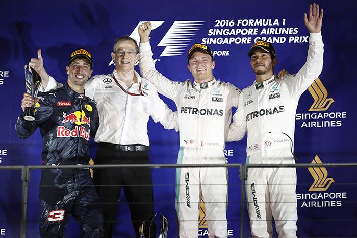 F1 Singapore: Rosberg resists Daniel Ricciardo for victory